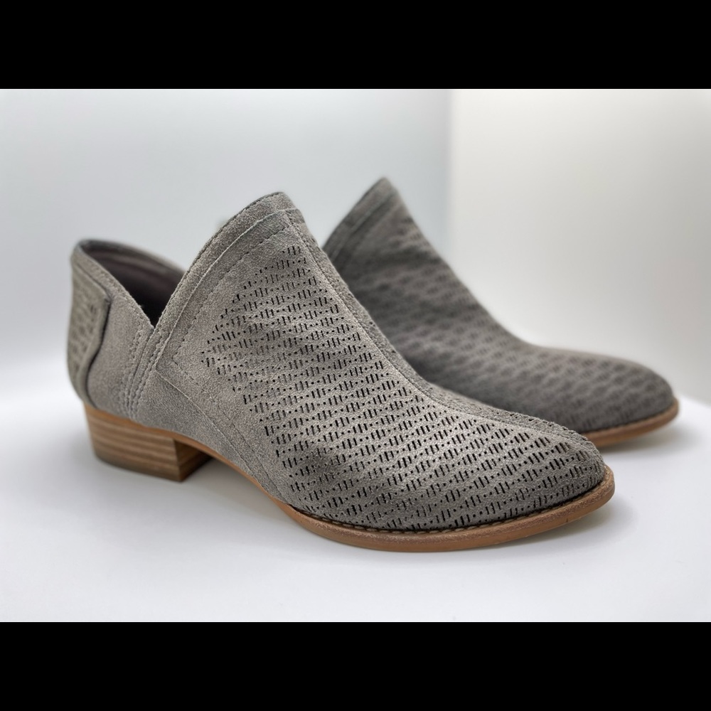 Vince Camuto | Women's 8M Clorieea Perforated Lasercut Bootie Grey Suede EUC
